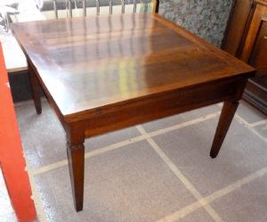 FOLDING TABLE