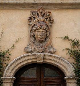 Mascherone aristocratico in terracotta 800 da palazzo antico milanese