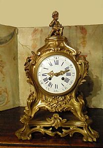 IMPORTANTE OROLOGIO FRANCESE IN BRONZO MASSICCIO A FORMA DI CONTRABBASSO, FUNZIONANTE