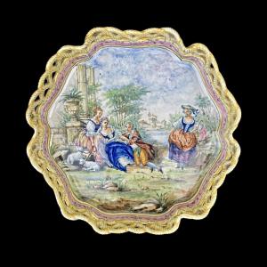 Majolica centerpiece with braided and lobed edge and historiated decoration with a gallant scene. Minghetti manufacture, Bologna.