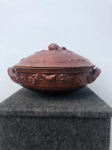 Slip-decorated ceramic tureen with raised floral and geometric patterns. Emilia Romagna (Italy).