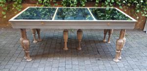 Mesa de design com fusos e tampo espelhado