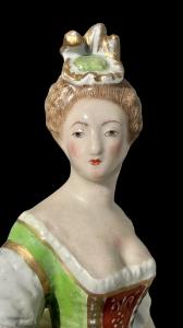 Figura di dama in porcellana policroma. Germania. - Foto 5
