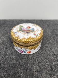 Porcelain box decorated with gallant scene and floral and geometric patterns. Rocaille volutes in relief. Edme' Samson signature. France.