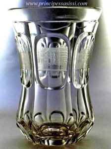 Böhmen um 1830, Biedermeierzeit. Meisterhaft geschliffenes Thermalglas/Kelch.