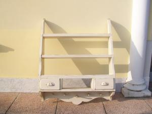 Kleine Regal, lackiertes offenes Regalmöbel im Shabby-Stil. 77 B x 92 H x 21 T.