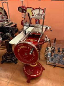 Affettatrice Berkel modello 8 restaurata rossa con piedistallo