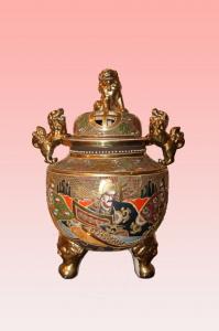 Vaso Brucia Essenze in porcellana Giapponese Satsuma del 1800 riccamente decorato fondo oro e personaggi 