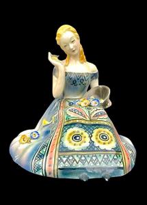 Scultura in terraglia raffigurante figura femminile con cesto di fiori. Manifattura Agostinelli e dal Pra’. Nove di Bassano.