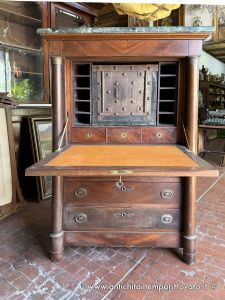 Ancien secrétaire style Empire en acajou avec marbre Vert des Alpes : coffre-fort clouté à l'intérieur.