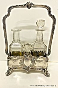 Elegante ed antica oliera in argento 800 realizzato a sbalzo con ampolle originali in cristallo