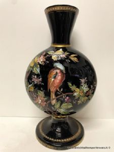 Antico vaso Vittoriano in pasta di vetro con disegno  decorato a mano con smalti che rappresenta un uccello su un ramo