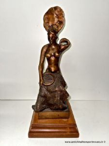 Scultura in bronzo dello scultore Ugo Attardi raffigurante l'opera Penelope 