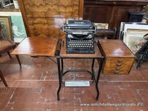 Macchina da scrivere Olivetti mod. M20 completa del suo mobile originale del periodo 