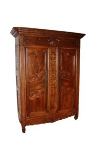 Anmutiger französischer provenzalischer Schrank aus dem 18. Jahrhundert aus Nussbaumholz mit reichen Schnitzmotiven