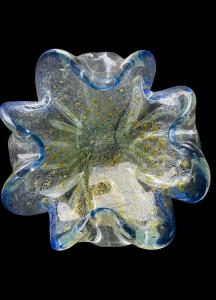 Portacenere in vetro pesante sommerso a forma di fiore stilizzato.Murano.