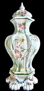 Große gerippte Vase mit sechseckigem Querschnitt und floraler Verzierung. Manufaktur Antonibon, Nove Di Bassano.