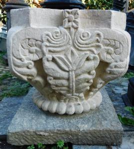 DARS584 - Capitel de pedra, medidas 47 cm L x 46 cm A x 47 cm P
