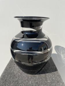 Vaso in vetro pesante trasparente con fascia a spirale nera.Murano