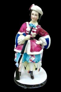 Porcelain tobacco box with a female figure with rifle and drum. France.