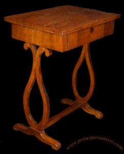 IM ANGEBOT Wien, ca. 1820-30. Eleganter kleiner Tisch des frühen Wiener Biedermeier, furniert mit blühendem Eschenholz.