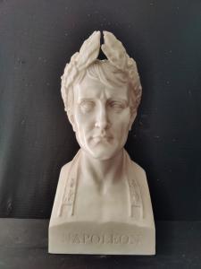 Dal modello di Canova - Busto raffigurante Napoleone incoronato Imperatore - H 60 cm - Marmo di Carrara - Francia