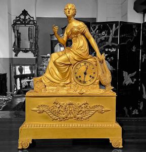 RELÓGIO DE MESA EM BRONZE DOURADO – FRANÇA – RESTAURAÇÃO (SÉC. XIX)