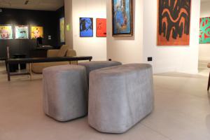 Ledersitzhocker "Beki" Baxter von Christophe Delcourt