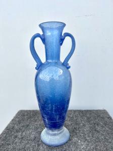 Vaso biansato in vetro pulegoso stile scavo.Manifattura Salviati,Murano.