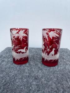 Paar böhmische Gläser aus Schichtglas mit Raddekor, das Jagdszenen darstellt.