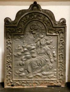 p155 piastra  in ghisa fine '800 , con figure a delfini, cm43 x 59 h
