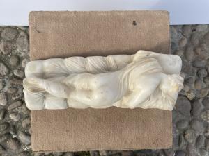 Sculpteur italien (XIXe siècle) - Jeune fille allongée. - Foto 8