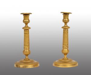 Coppia di candelieri antichi in bronzo dorato. Francia XIX secolo.
