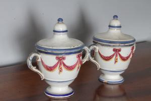 Antica coppia di vasi in terracotta portaspezie  del XVIII sec con festoni a rilevo . Mis h 23 