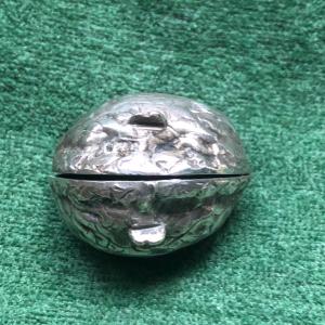 Silberne Pillendose in Form einer Walnuss. London 1901.