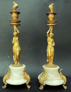 Coppia di candelieri sorretti da vestali