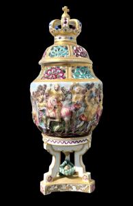 Vaso-pout pourri in porcellana policroma a ‘bassorilievo istoriato’. Manifattura Ginori-Capodimonte.