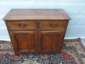 KLEINE ANRICHTE MIT ZWEI TÜREN AUS MASSIVEM NUSSBAUM, FRANKREICH, 19. JAHRHUNDERT, cm L115xB51xH99