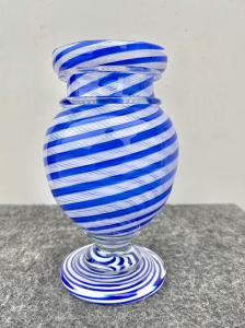 Vaso in vetro sommerso filigrana lattimo e blu.Manifattura Seguso.Murano.