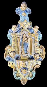 Weihwasserbecken aus polychromer Majolika mit Madonnafigur. Cerreto Sannita.