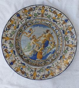 Large parade plate decorated with grotesques and a mythological scene. Mollica manufacture. Naples.