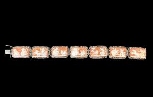 Bracciale in argento con sette cammei con scene neoclassiche.