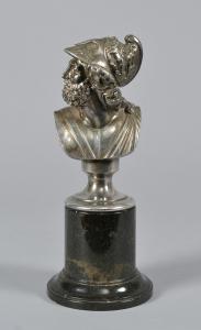 Guerreiro, escultura de metal prateado montada sobre base de mármore, século XIX