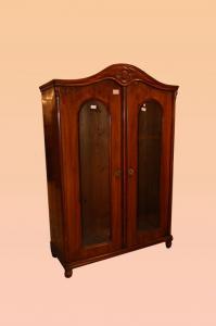 Vitrine de 2 portas do norte da Europa em estilo Biedermeier do século XIX em madeira de nogueira