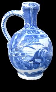Versatoio in maiolica in monocromia turchina.Delft,Olanda.