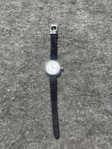 Orologino da polso in argento con decori art nouveau.