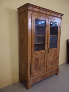WALNUT BOOKCASE WITH TWO DOORS, 19th CENTURY cm L134xP43xH212