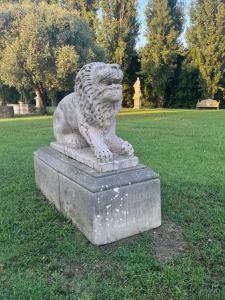 leone in pietra 1,53x0,40x1,10h