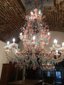 Prächtiger Murano-Kronleuchter mit 28 farbigen Glasleuchten