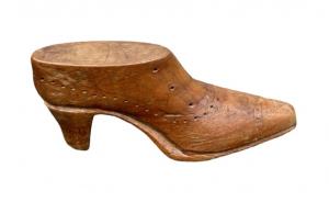 Modellino di scarpa in legno di noce.